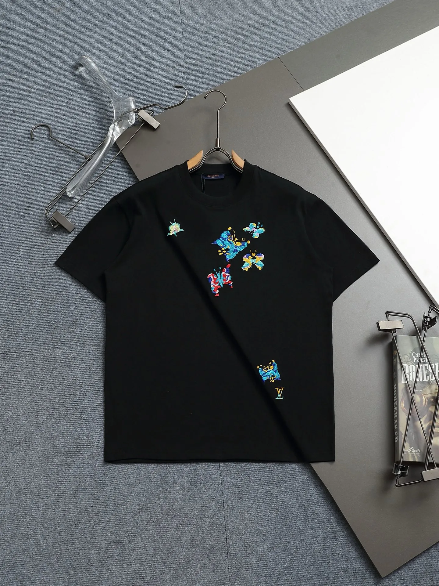 🅿️170 1v new autumn and winter butterfly pattern round neck short sleeves. This sweatshirt is made of densely woven suede cotton. Relying on brilliant colors and complex stitching, it is embroidered with butterfly patterns on the front and back, blooming with a kaleidoscope of dreamy scenery and delicate textures. Awesome fit, same style for men and women 𝙨𝙞𝙯𝙚: xs s m l
